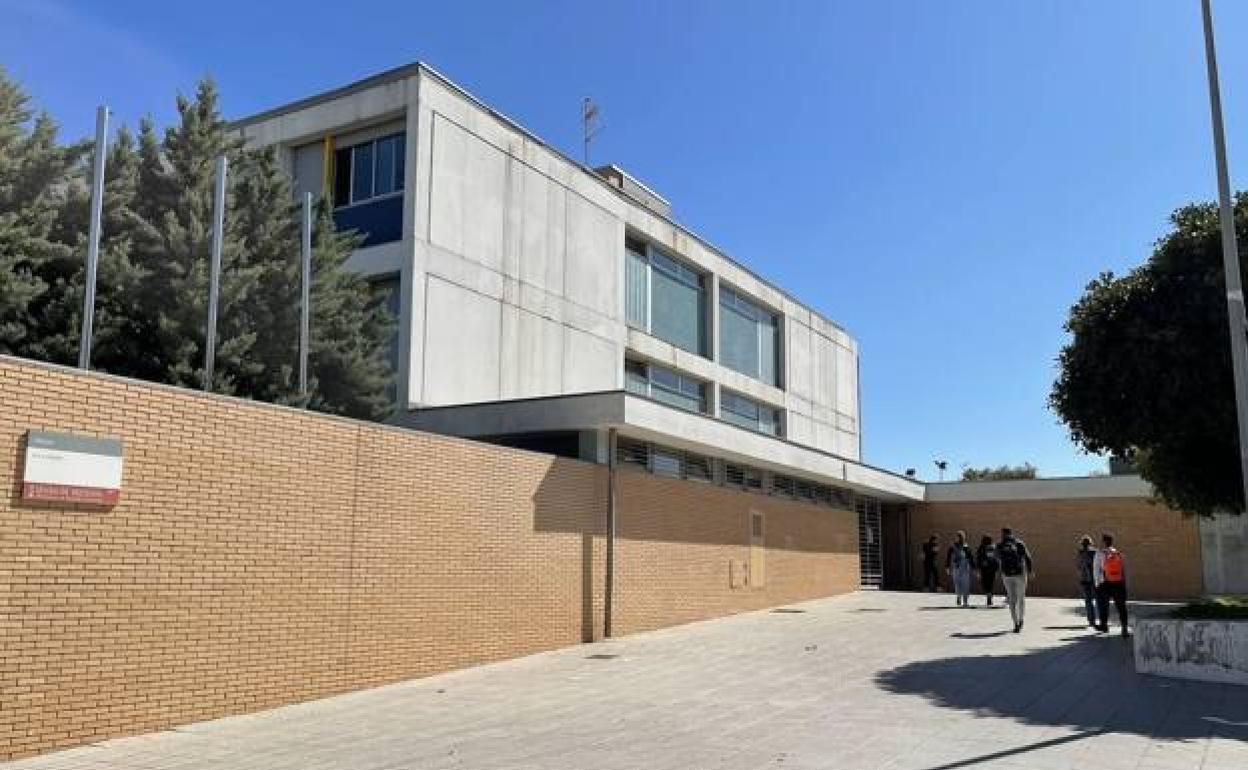 Los alumnos entra al instituto de Alcàsser. 