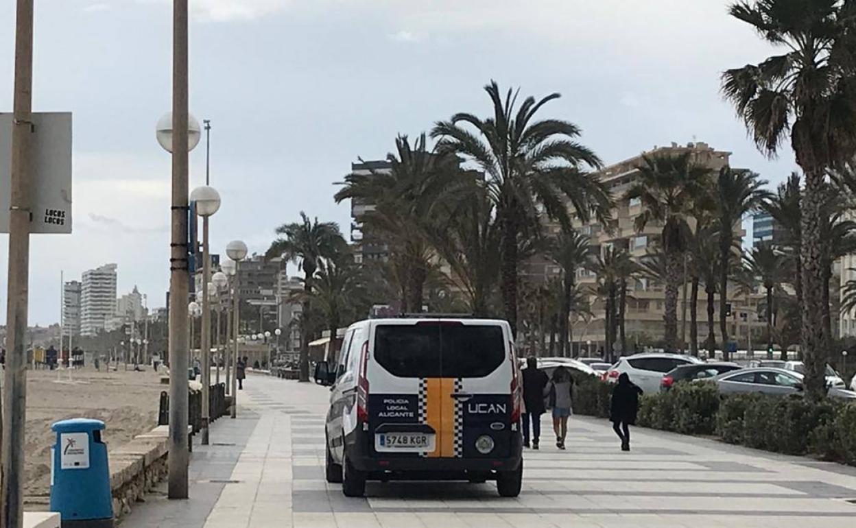 Patrullas de la Policía Local de Alicante en el paseo de la Playa de San Juan. 