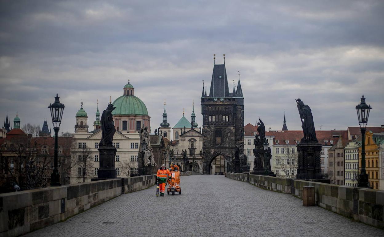 El puente de Carlos es el puente más viejo de Praga, capital de la República Checa. 