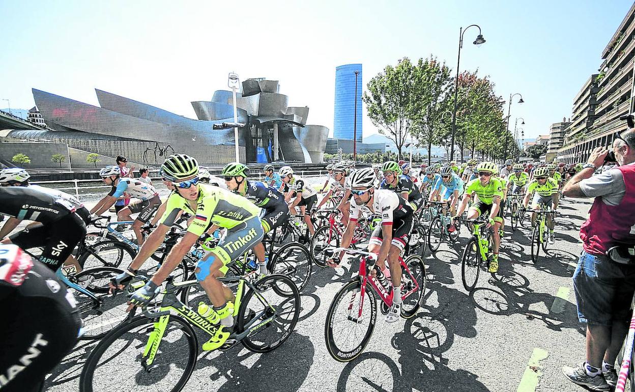 Paso de la Vuelta a España por el centro de Bilbao. 