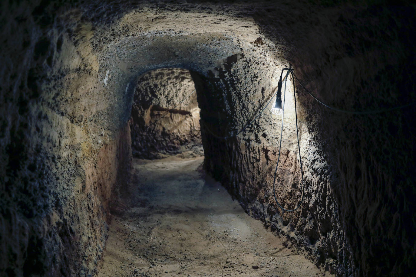 Un refugio de la Guerra Civil se ubica bajo el futuro centro de arte y se acondicionará para su visita. Con más de 300 metros cuadrados y unos doce metros de profundidad, el escultor ha realizado obras en el enclave para conservarlo.