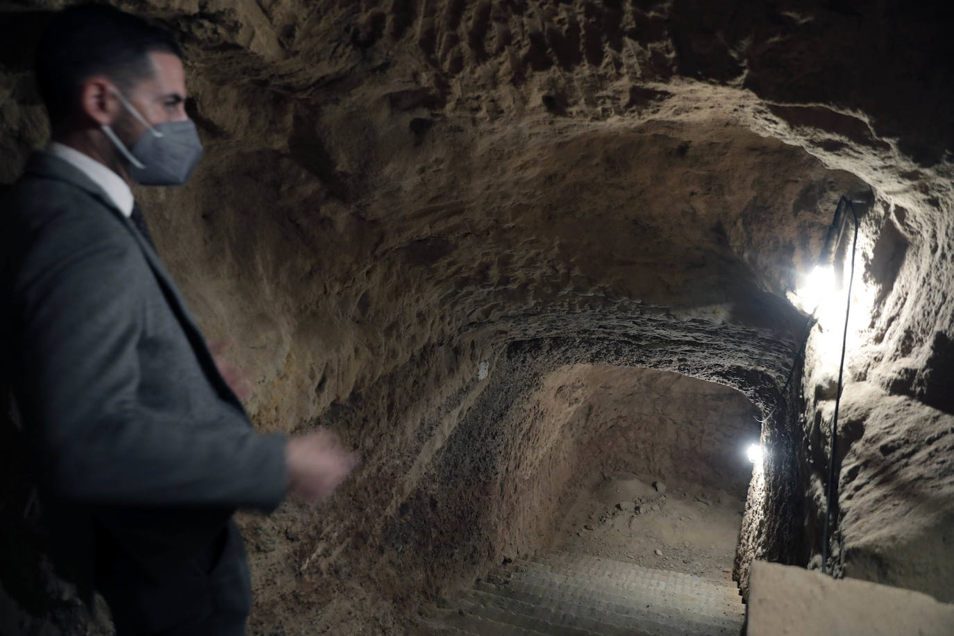 Un refugio de la Guerra Civil se ubica bajo el futuro centro de arte y se acondicionará para su visita. Con más de 300 metros cuadrados y unos doce metros de profundidad, el escultor ha realizado obras en el enclave para conservarlo.