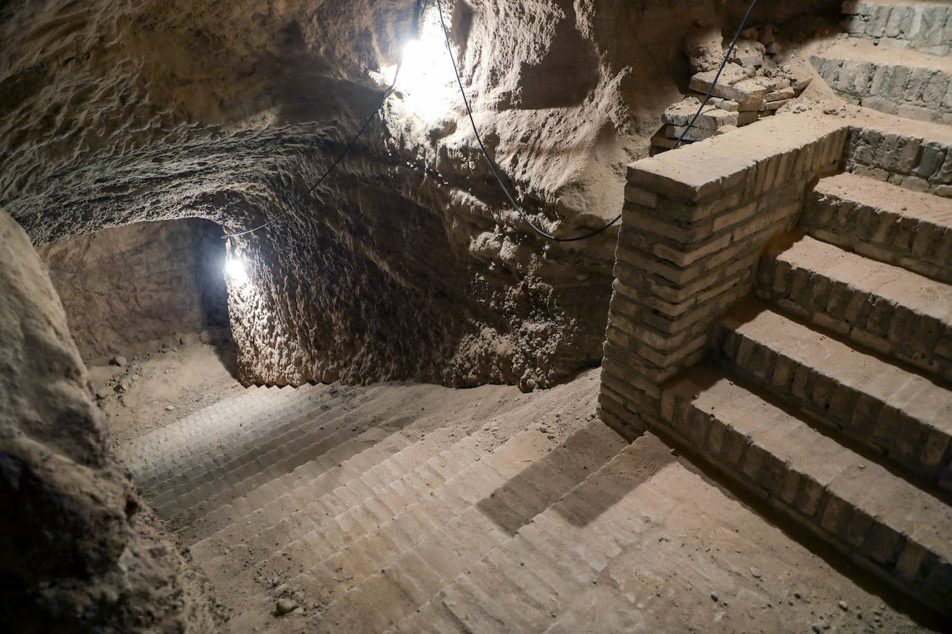 Un refugio de la Guerra Civil se ubica bajo el futuro centro de arte y se acondicionará para su visita. Con más de 300 metros cuadrados y unos doce metros de profundidad, el escultor ha realizado obras en el enclave para conservarlo.