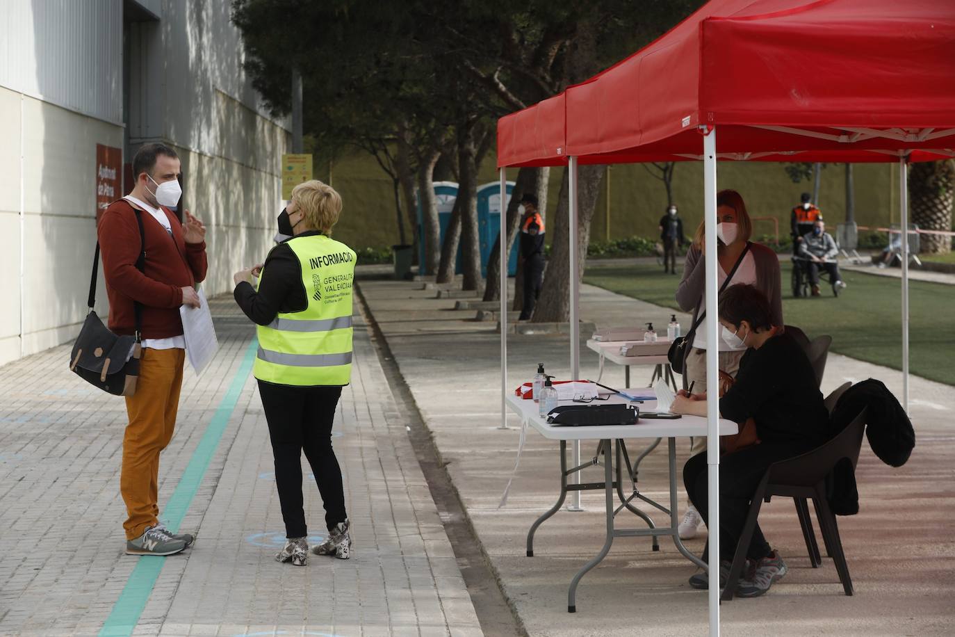 Los profesionales del sector educativo reciben las dosis de AstraZeneca después de su paralización por las dudas sobre su seguridad. El proceso seguirá durante los próximos 27 y 31 de marzo y 1 de abril, cuando se espera haber completado la vacunación de este grupo. En imagen, la jornada de este viernes en el punto de vacunación de Paterna. 