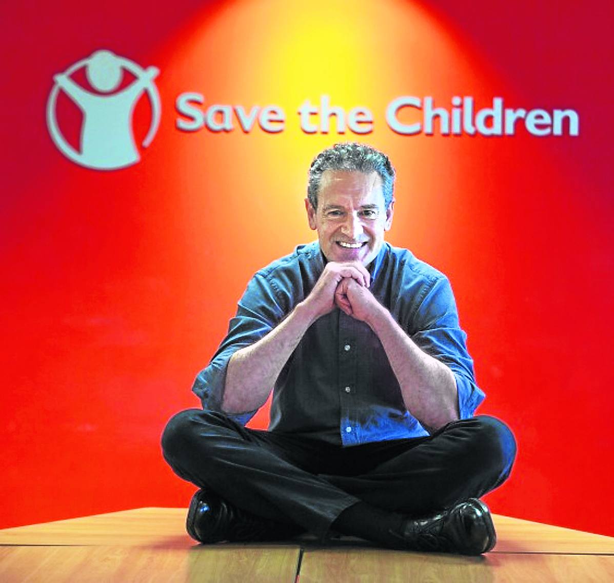 Andrés Conde posa en las oficinas de Save the Children en Madrid.