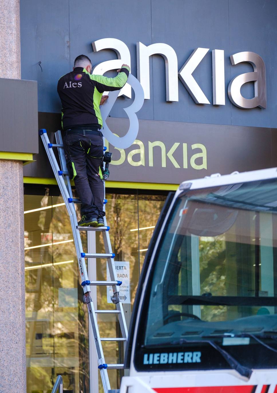 Valencia, Madrid y Logroño dicen adiós al antiguo banco y lucen ya la nueva marca tras la fusión con Caixabank.