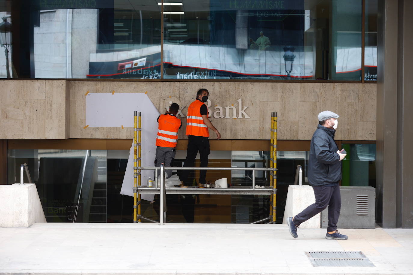 Valencia, Madrid y Logroño dicen adiós al antiguo banco y lucen ya la nueva marca tras la fusión con Caixabank.