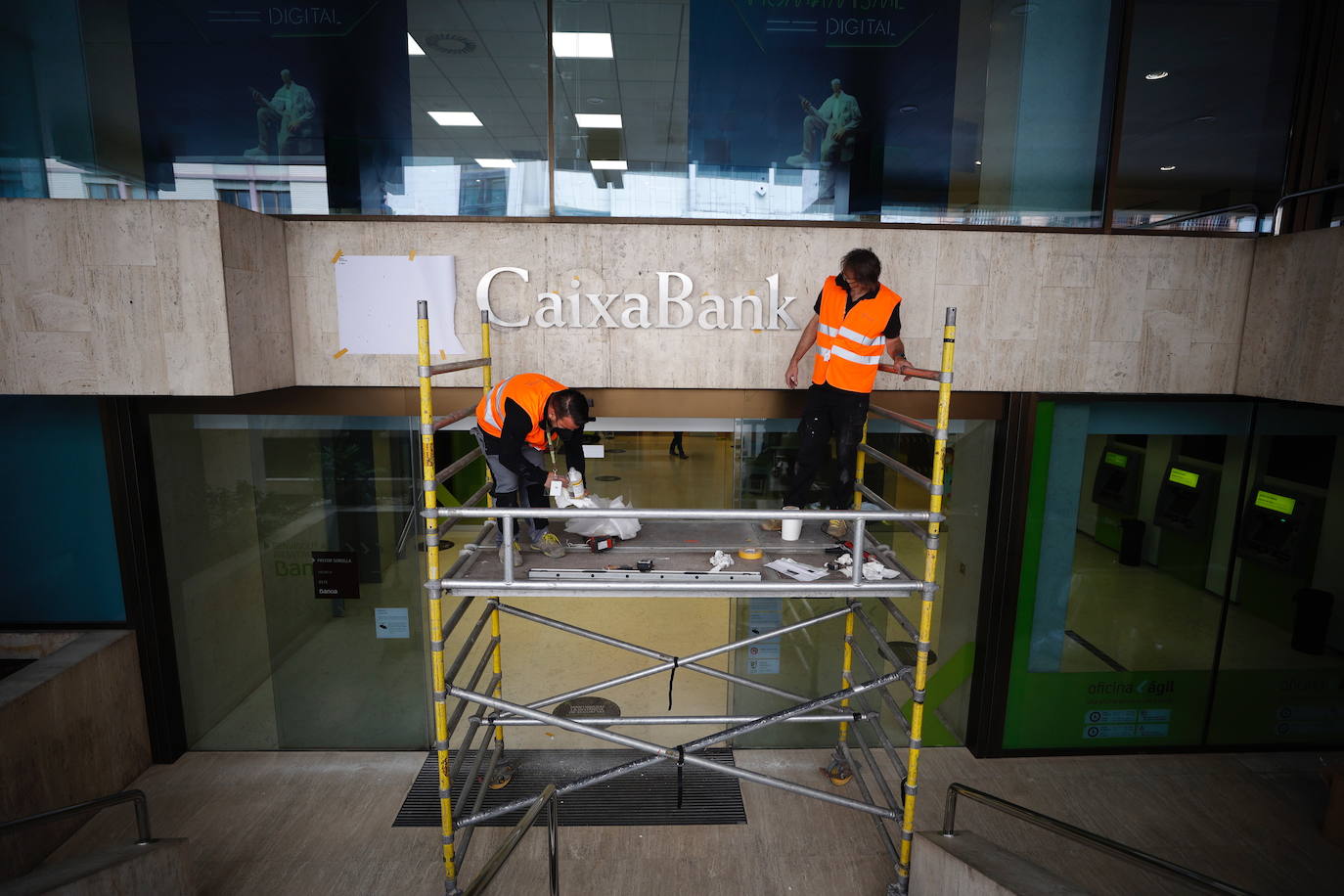 Valencia, Madrid y Logroño dicen adiós al antiguo banco y lucen ya la nueva marca tras la fusión con Caixabank.