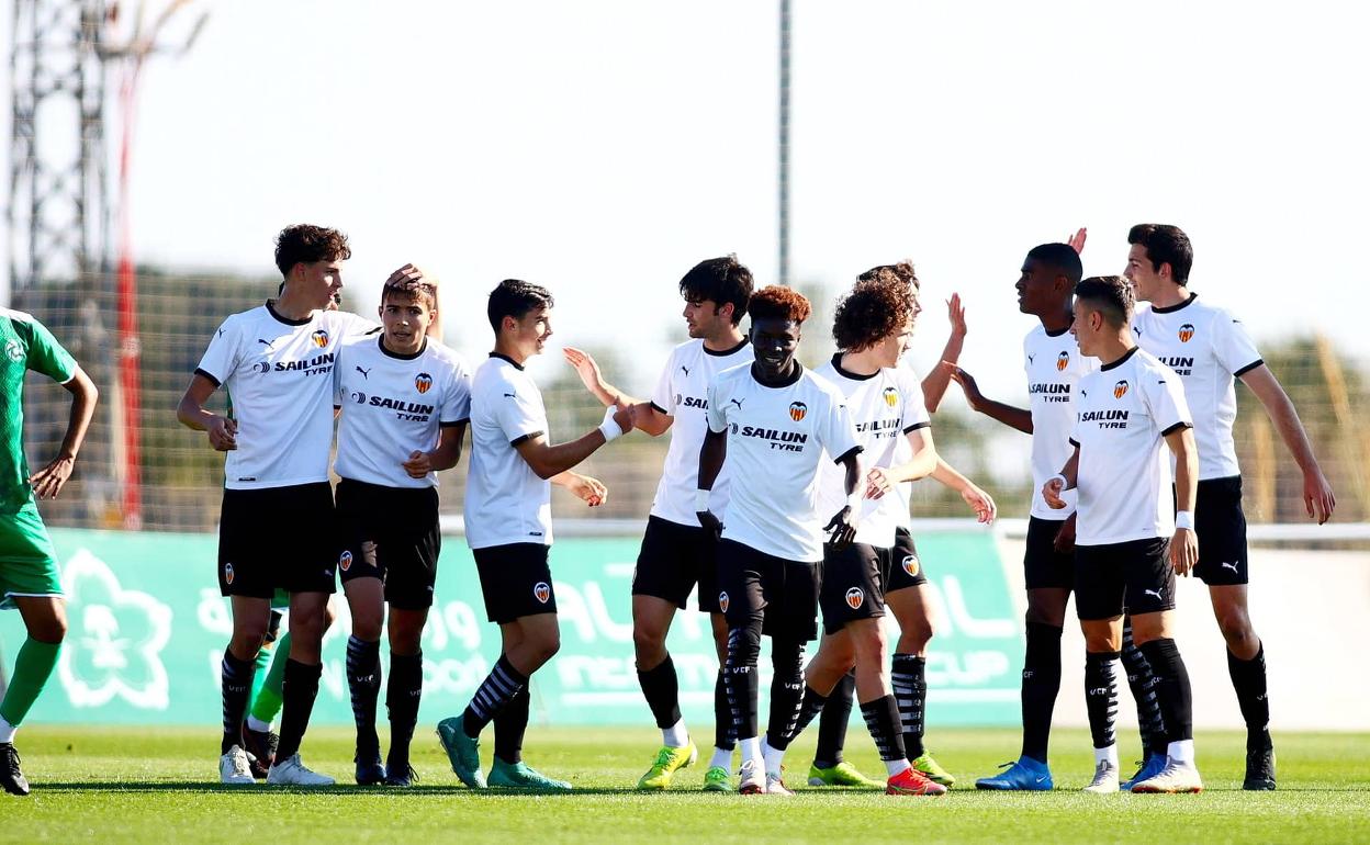 El Juvenil A del Valencia celebra un gol.