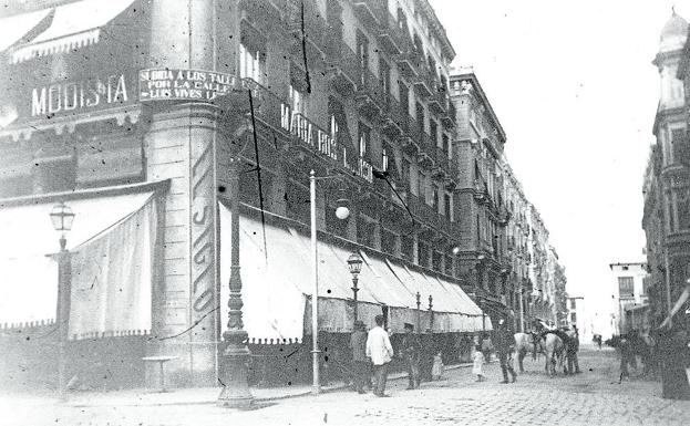 Imagen principal - El Siglo. Café en la esquina de la calle de La Paz con la plaza de la Reina. (Archivo José Huguet) | City Bar. Cafetería de la calle Xátiva. (SEM PRESSER) | Martí. Establecimiento abierto en 1915. (Archivo de la Generalitat Valenciana)