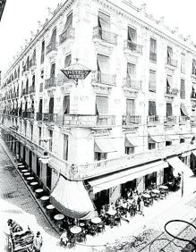 Imagen secundaria 2 - El Siglo. Café en la esquina de la calle de La Paz con la plaza de la Reina. (Archivo José Huguet) | City Bar. Cafetería de la calle Xátiva. (SEM PRESSER) | Martí. Establecimiento abierto en 1915. (Archivo de la Generalitat Valenciana)