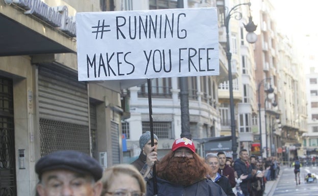 La ciudad, volcada con el maratón en su edición de 2018 a cuyos participantes les dan alas .