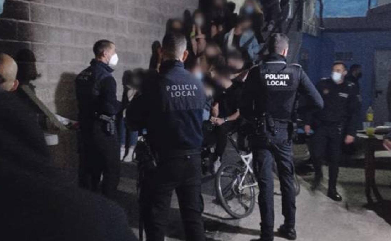 Intervención de la Policía Local en la fiesta clandestina de esta pasada madrugada en Alicante. 