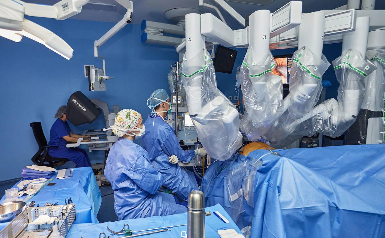 Intervención quirúrgica en el Hospital Imed de Valencia. 