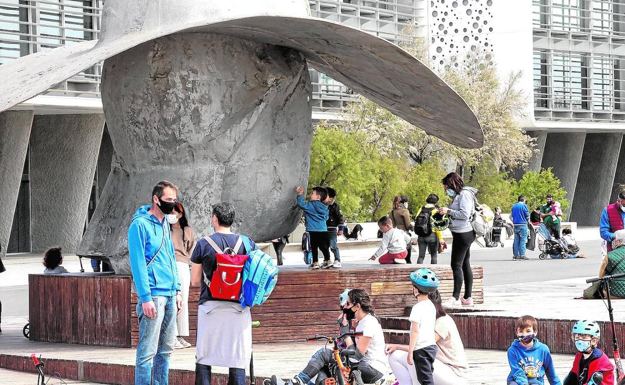 Familias con niños en la Marina Real. 