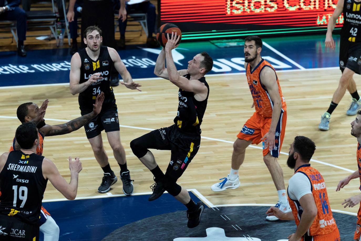 Fotos: Las mejores imágenes del Iberostar Tenerife-Valencia Basket