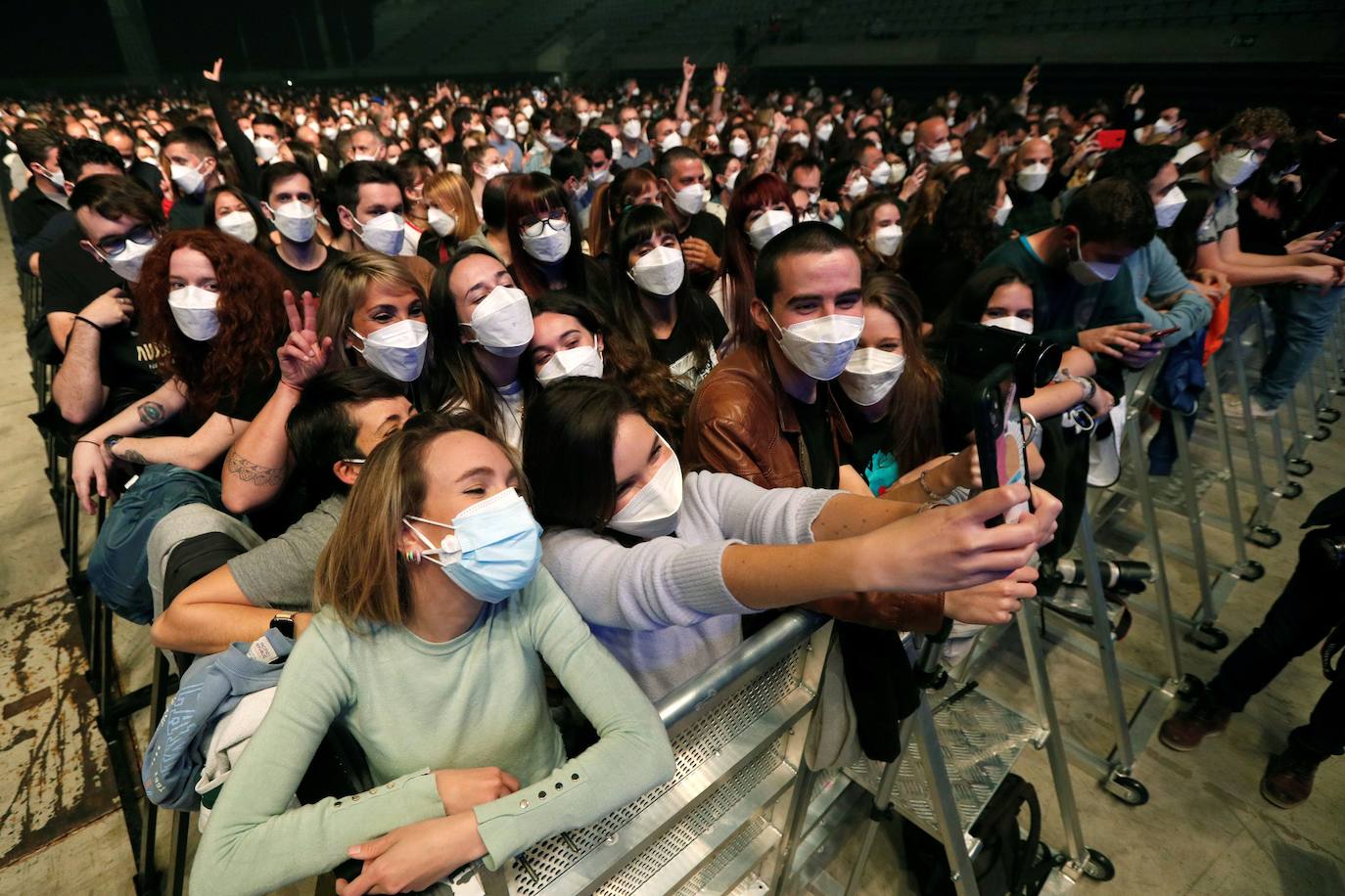 Las 5.000 personas que han asistido este sábado al concierto de la banda Love of Lesbian en el Palau Sant Jordi de Barcelona se realizaron a lo largo de la mañana un test de antígenos rápido (TAR) para poder acceder al recinto. Así ha sido el primer concierto multitudinario de la pandemia en España.