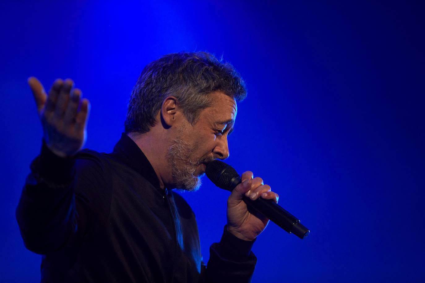 Las 5.000 personas que han asistido este sábado al concierto de la banda Love of Lesbian en el Palau Sant Jordi de Barcelona se realizaron a lo largo de la mañana un test de antígenos rápido (TAR) para poder acceder al recinto. Así ha sido el primer concierto multitudinario de la pandemia en España.