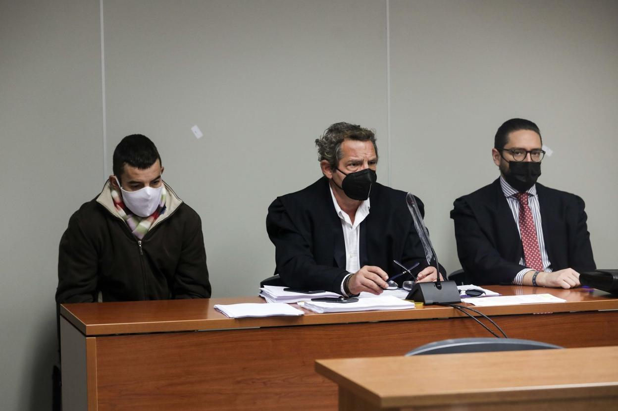 El procesado y sus dos abogados en una de las sesiones del juicio. 