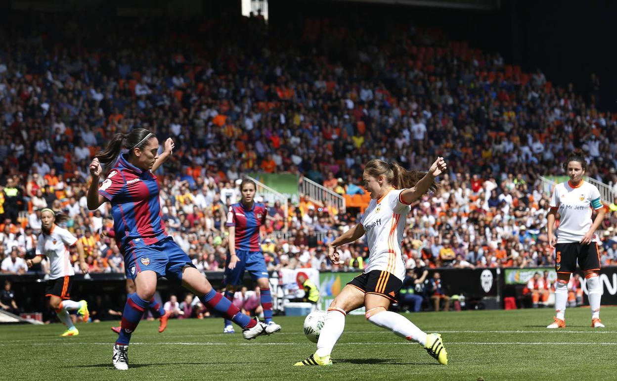 La tribuna de Mestalla llena en el derbi femenino de la ciudad en 2017. 