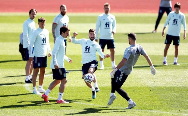 Gayà participa en un rondo en un entrenamiento con la selección. 