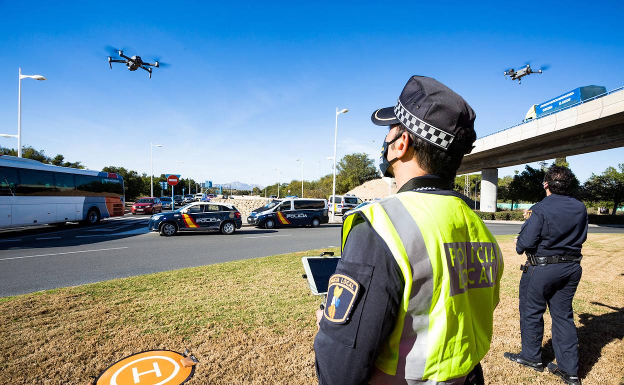 Los agentes controlan un dron durante uno de los cierres de la Comunitat