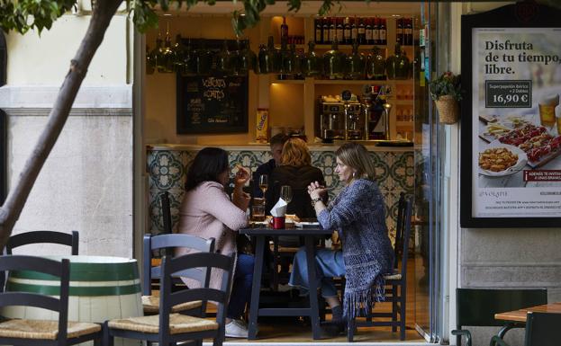 Clientes en el interior de un bar en Valencia.