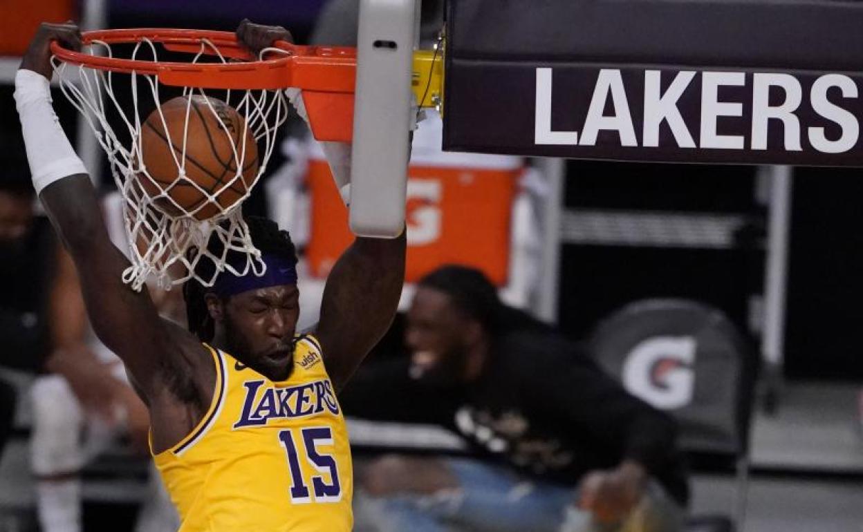 Montrezl Harrell machaca el aro de los Magic. 