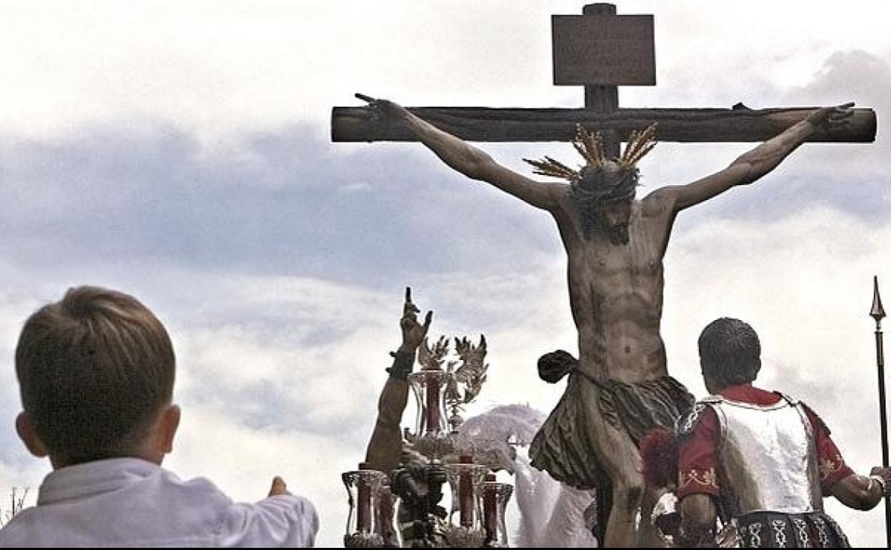 Cristo del Desamparo por las calles de Sevilla un Martes Santo.