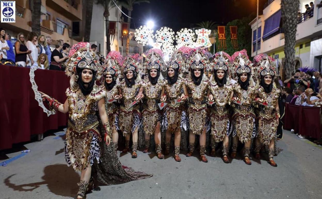 Escuadra desfila en la última edición de Moros y Cristianos de Teulada Moraira.