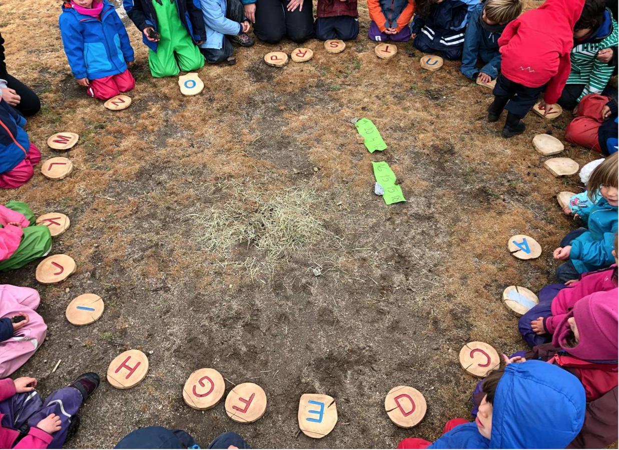 Alumnos participan en una clase de lectoescritura.