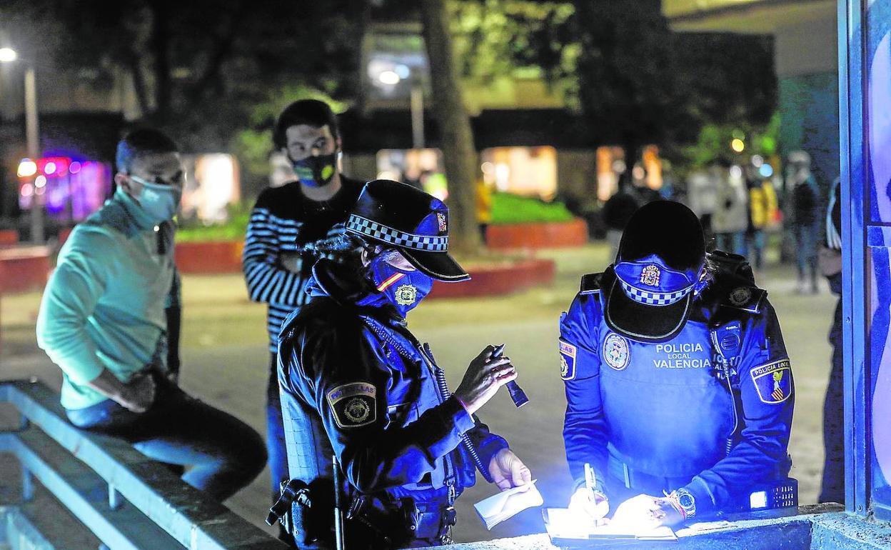 Actuación de la Policía Local de Valencia en una zona de ocio nocturno de la ciudad. 