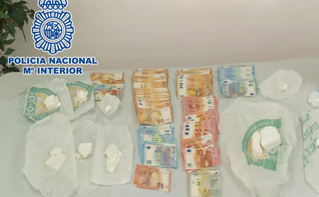 Los agentes localizaron más de medio kilo de cocaína y 6.000 euros en efectivo en las viviendas. 