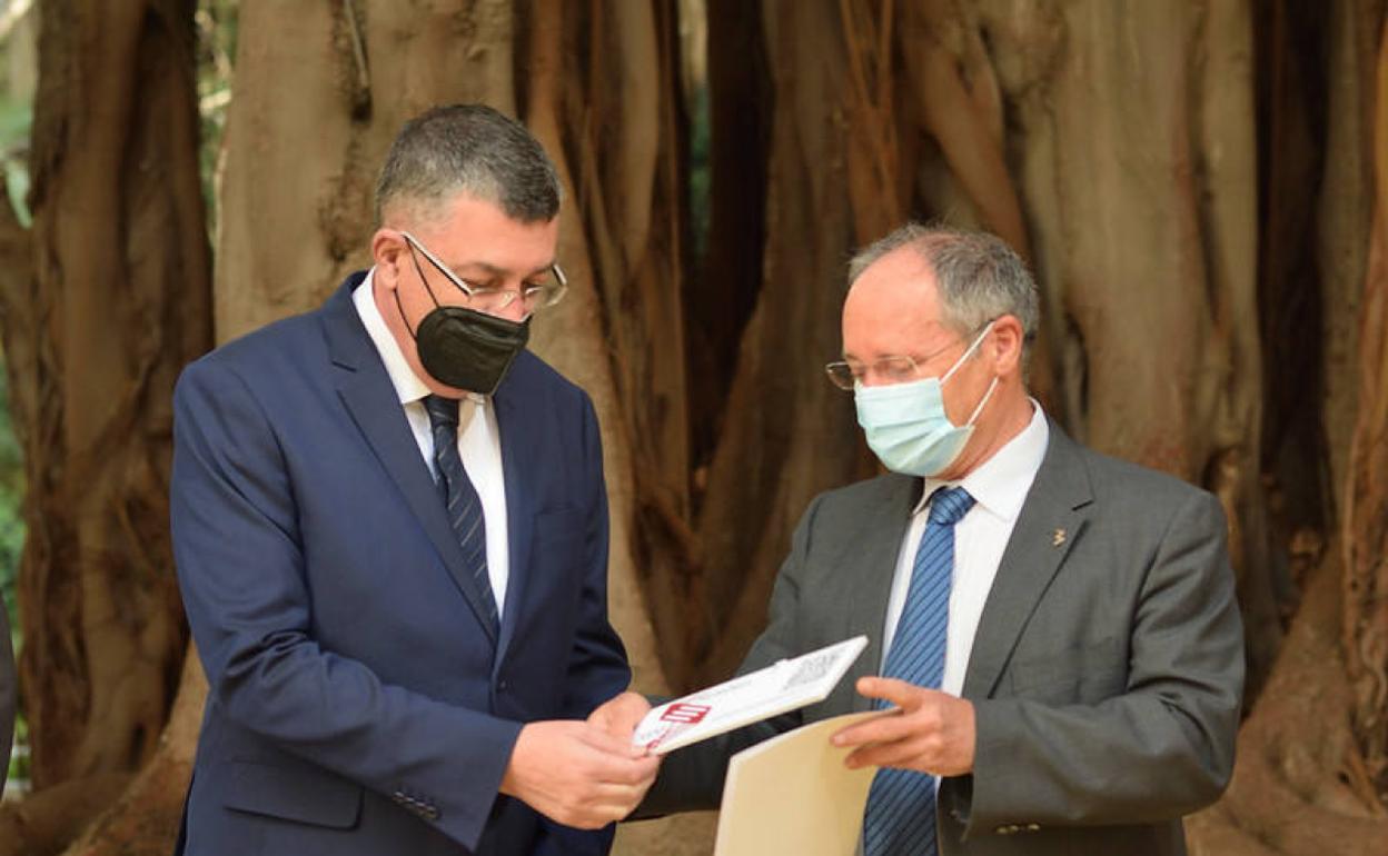 El presidente de Les Corts, Enric Morera, recibe la memoria del director de Antifraude, Joan Llinares. 