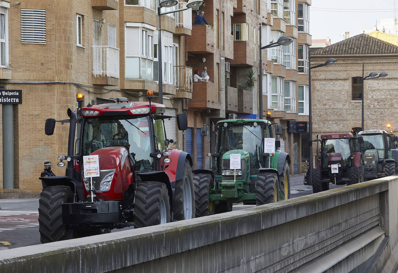 Decenas de tractores han recorrido varios municipios de Valencia y calles de la ciudad para protestar en defensa del sector arrocero, lo que ha provocado retenciones de tráfico a primera hora de este martes. 