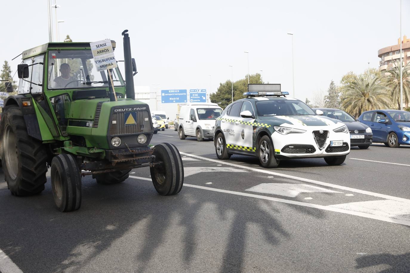 Decenas de tractores han recorrido varios municipios de Valencia y calles de la ciudad para protestar en defensa del sector arrocero, lo que ha provocado retenciones de tráfico a primera hora de este martes. 