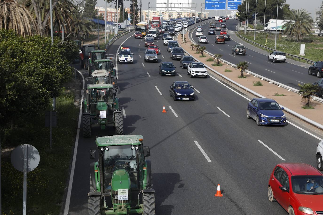 Decenas de tractores han recorrido varios municipios de Valencia y calles de la ciudad para protestar en defensa del sector arrocero, lo que ha provocado retenciones de tráfico a primera hora de este martes. 