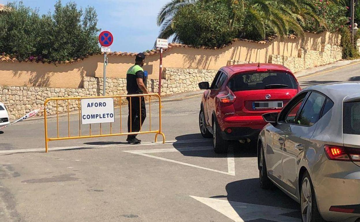 Control de aforo y acceso en una de las calas de Xàbia durante el pasado verano.