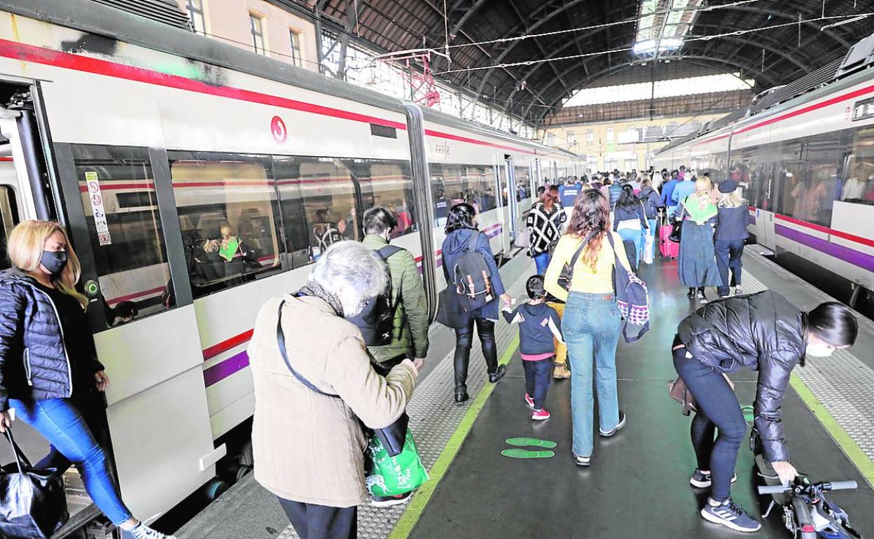 Usuarios de Cercanías en la estación del Norte. 