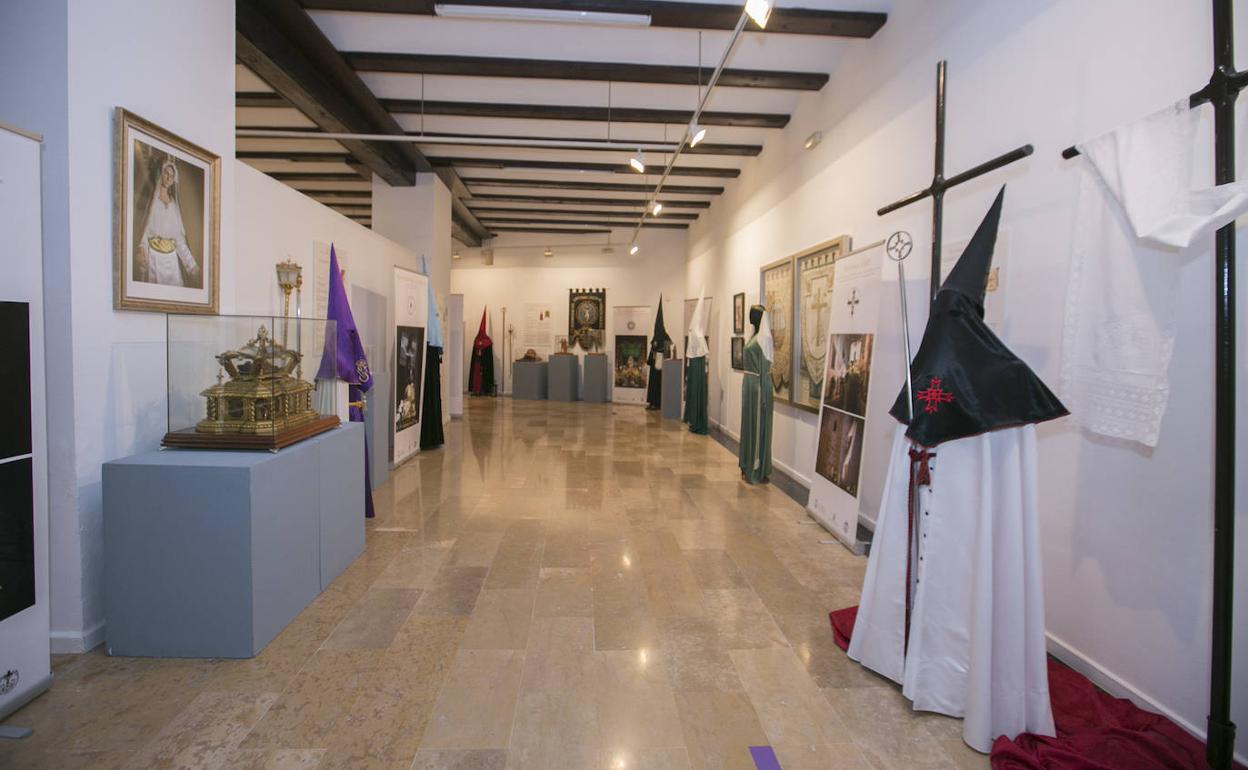 La sala Coll Alas acoge una exposición con vestas y estandartes de las 18 hermandades de Gandia. 