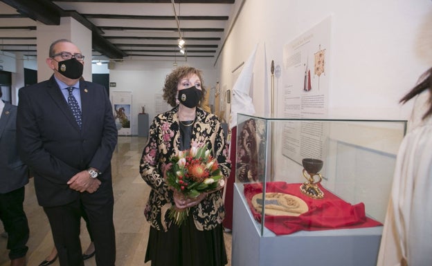 El edil Miguel Ángel Picorrnell y la madrina de la Semana Santa, Xaro Pérez, en la inauguración de la exposición. 