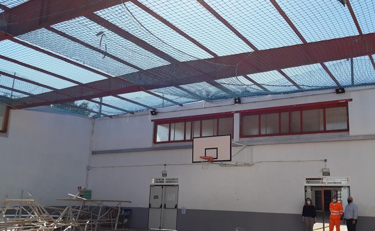 Se está procediendo a la sustitución del techo del pabellón cubierto del centro educativo. 
