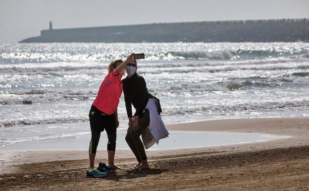 Ausencia de mascarillas en la playa en el primer día de su uso obligatorio