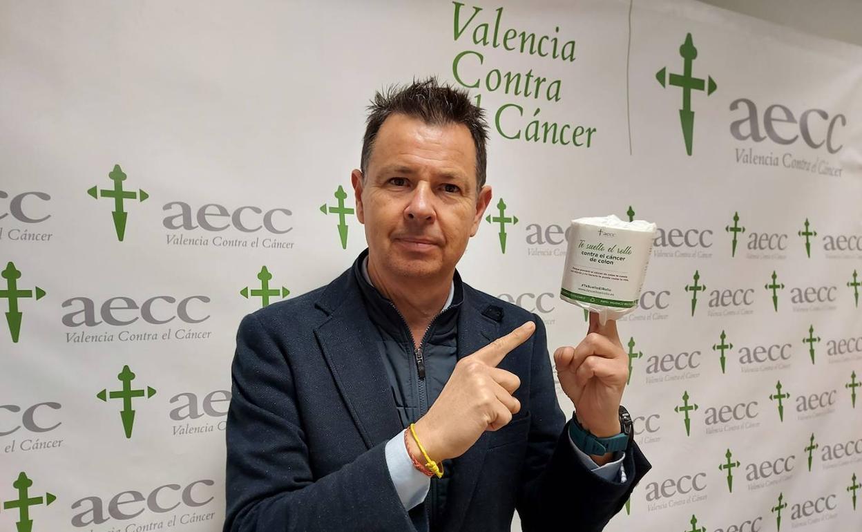 Javier Llombart, adjunto de gerencia de AECC Valencia, participando en la campaña del Día Mundial contra el Cáncer de Colon. 