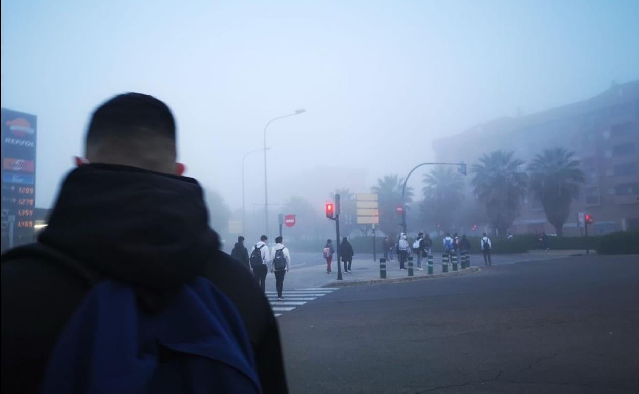 Un manto de niebla sobre la ciudad, este miércoles.