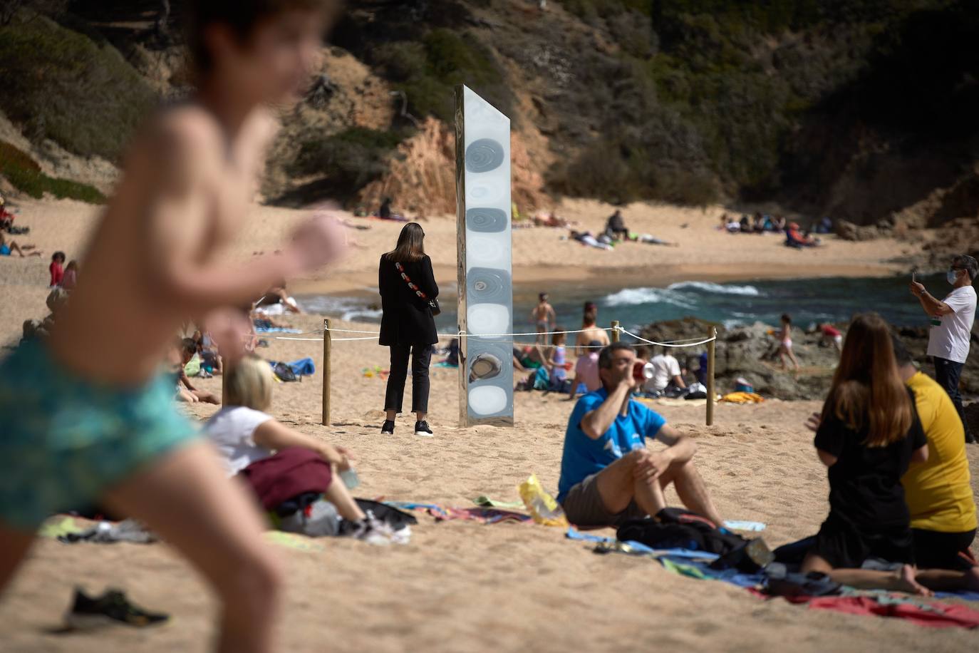 La estructura, similar a la que apareció hace unos meses en Utah, 'brota' de la arena en Platja d'Aro y continúan las dudas acerca de estas apariciones