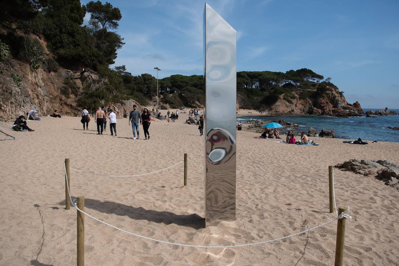 La estructura, similar a la que apareció hace unos meses en Utah, 'brota' de la arena en Platja d'Aro y continúan las dudas acerca de estas apariciones