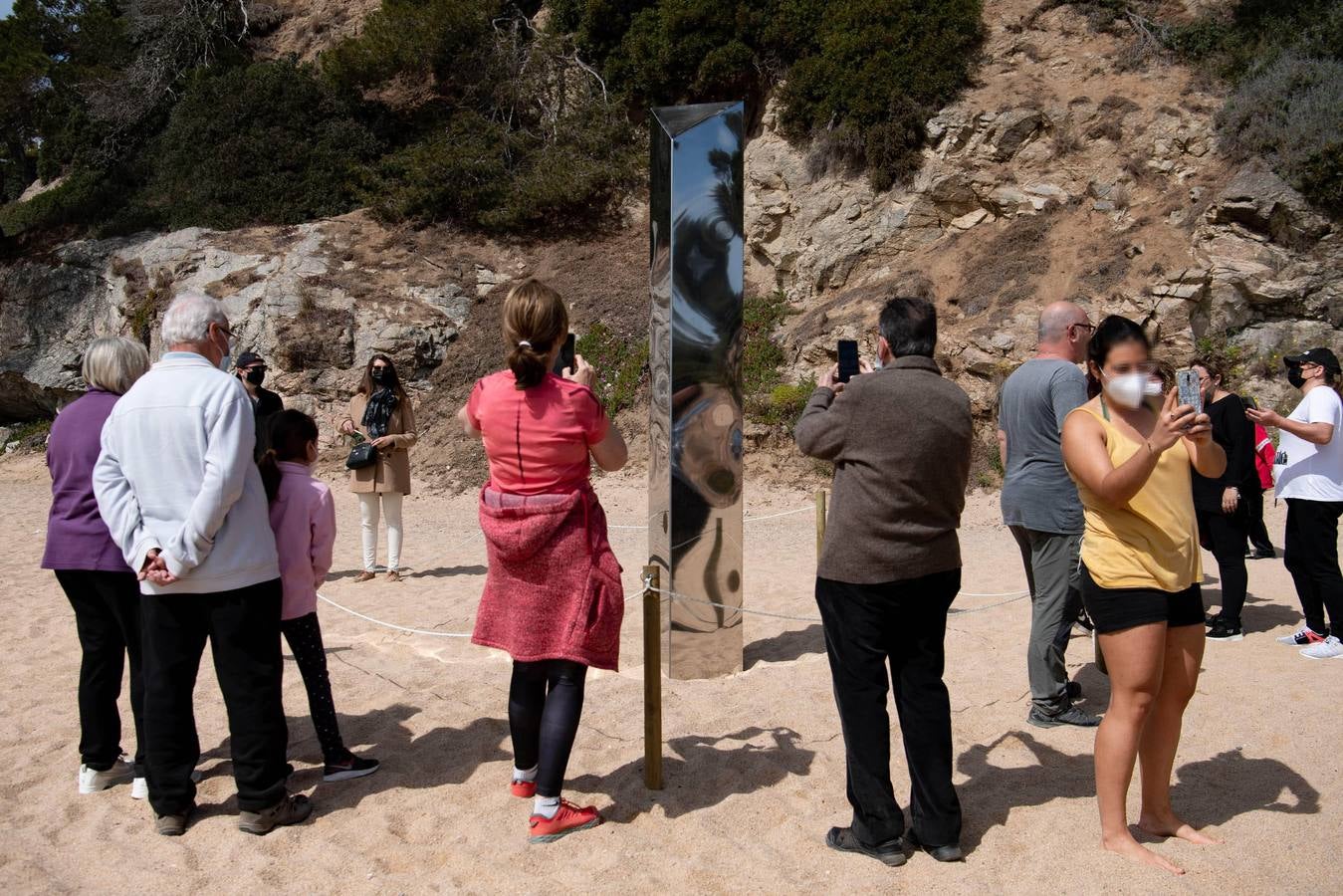 La estructura, similar a la que apareció hace unos meses en Utah, 'brota' de la arena en Platja d'Aro y continúan las dudas acerca de estas apariciones