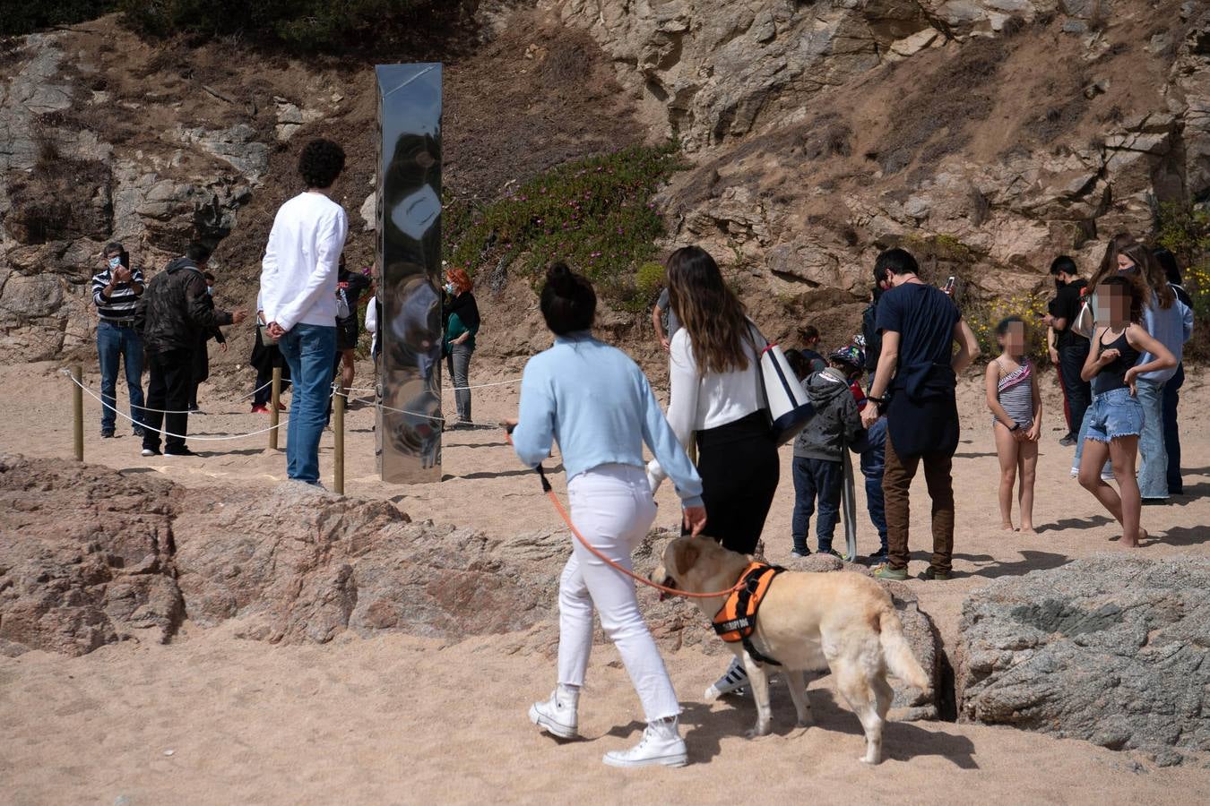 La estructura, similar a la que apareció hace unos meses en Utah, 'brota' de la arena en Platja d'Aro y continúan las dudas acerca de estas apariciones