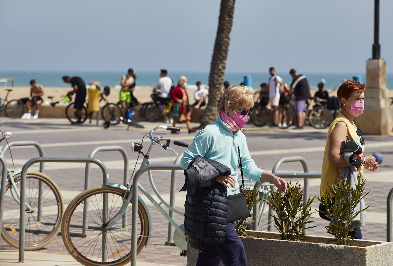 Este miércoles entra en vigor la obligatoriedad de llevar mascarilla en cualquier espacio público, incluso aquellos en los que se garantice la separación entre personas de más de 1,5 metros.